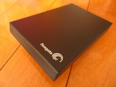 サイズは幅 81.1 mm × 奥行 122.3 mm × 高さ 15.5 mm