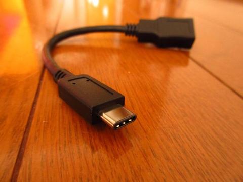 両面挿し込み可能な USB Type-C 変換コネクターが付属する