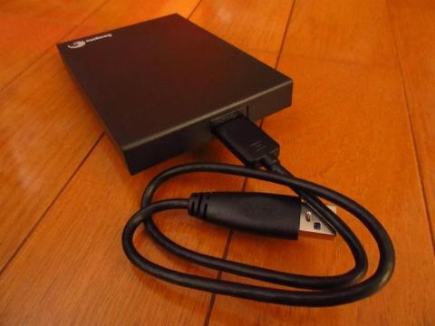 本体に USB 3.0 ケーブルを取り付けたところ