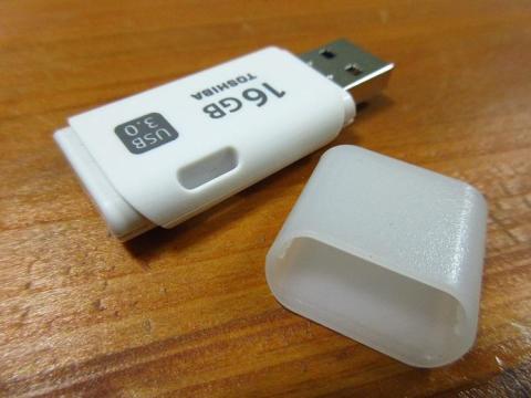 本体にはストラップを取り付けることができる