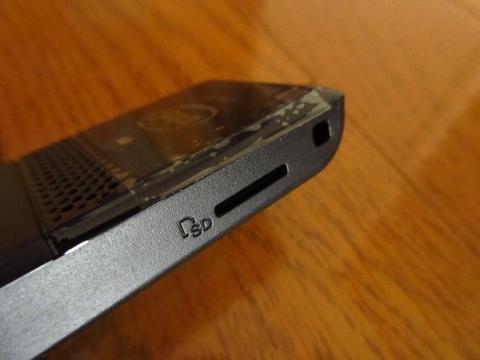 UHS-I に対応した MicroSDXC 対応するメモリーカード・スロットを備えている