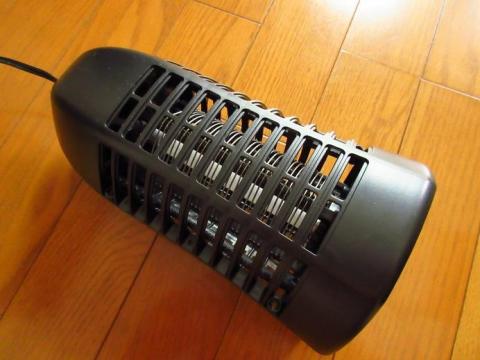 捕虫器用蛍光灯の明りに誘われた虫が電撃殺虫器の電撃ショックでいちころ