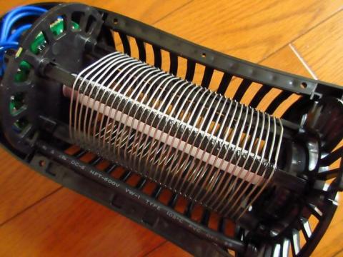 本体カバー内部の電撃殺虫器部分