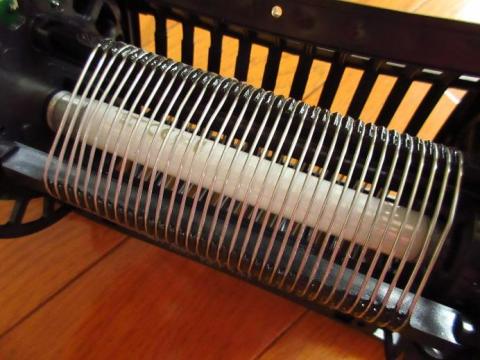 電撃殺虫器に触れた虫は電気ショックで瞬時にとらえることができる