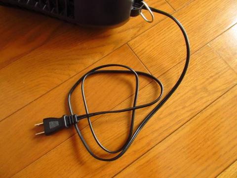 スイッチがなくコンセントに接続すると点灯します