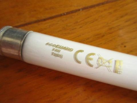 捕虫器用蛍光ランプは取り換えが可能でホームセンターなどで手に入れることができる