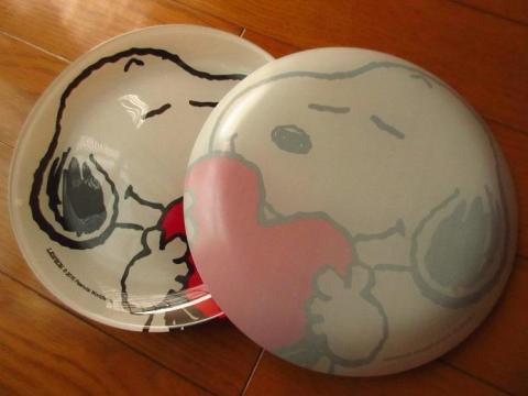 表面は光沢があり裏面はすりガラスのようになっている