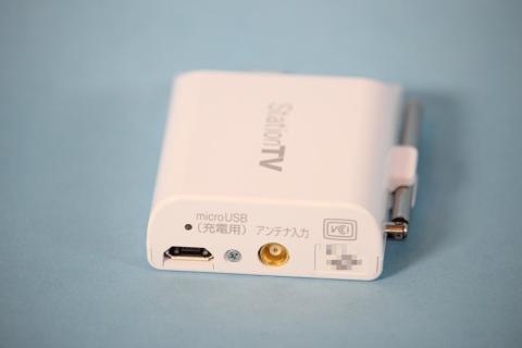 側面は充電用microUSBと、外部アンテナ端子