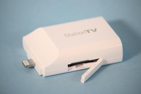 下面にはMotTV用のSIMカードスロットがある