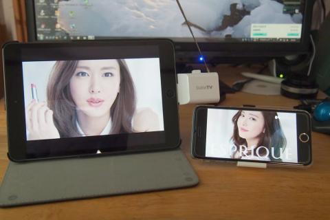 左(iPad mini)が本機、右(iPhone6)は