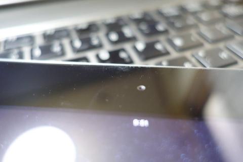 前面カメラ部は、開口無し