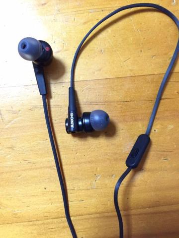 マイク/リモコンは左コードに配置される