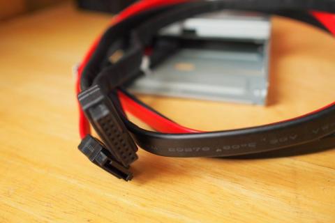 接続はUSB3.0 19ピンとSATA