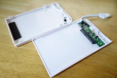 セットできるのは、2.5インチ9mm厚までのHDD/SSD