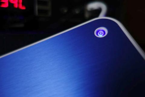 USB2.0動作時はブルーに点灯