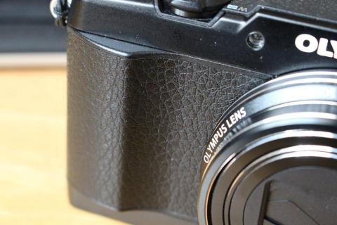 グリップは小さめだがホールドは良い