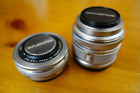 左が、パンケーキズーム(レンズキャップ装着状態)