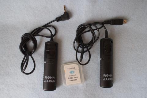 SDカードでサイズ比較(左がCANON用)