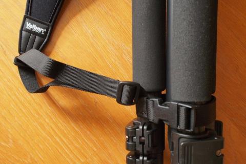 もう一方は脚部のスポンジ下部に止めた