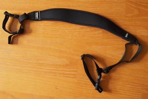 両端に三脚に止めるベルトが付く