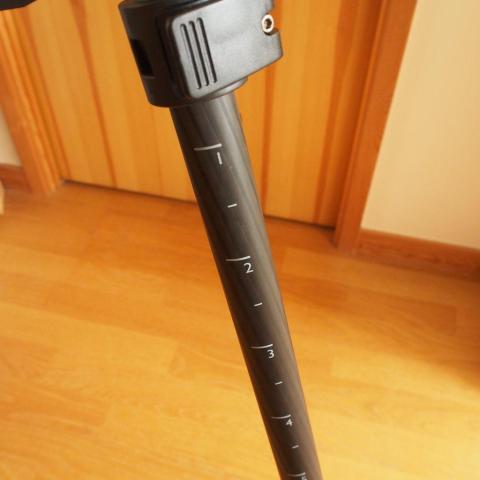 脚には目盛があるので長さ調整しやすい
