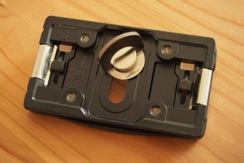 手回しネジで簡単装着