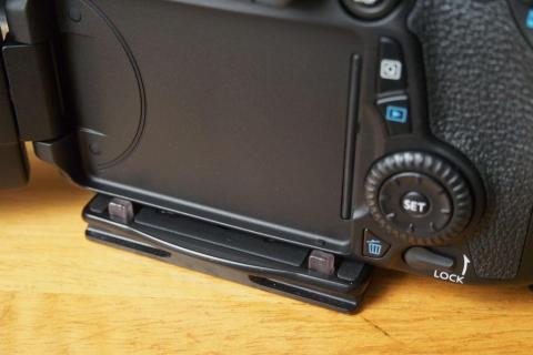 カメラ背面に押し当てる感じで装着する