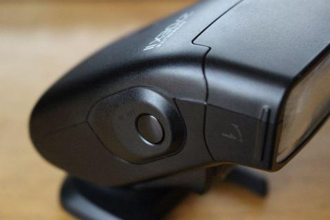 右サイドにはワイヤレスレリーズボタンがある