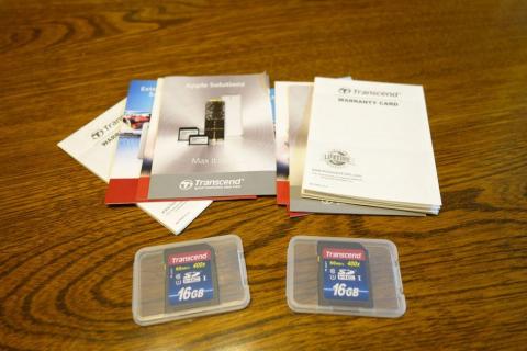 中にはSDカード他・・・