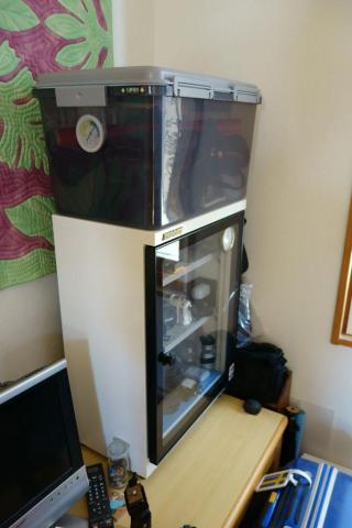 防湿庫の上に設置・・・