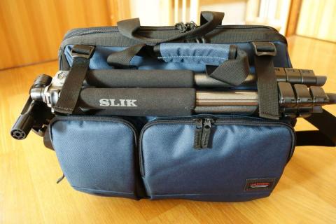 小型三脚を装着することができる