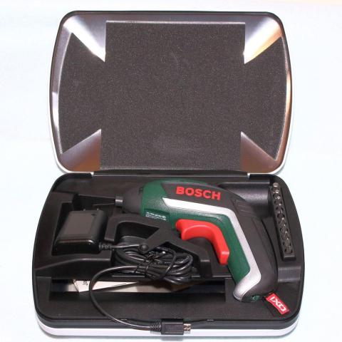 付属の充電器とビットが収まる