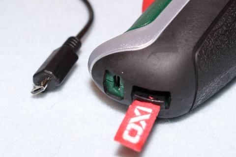 充電端子は、microUSBが採用されている