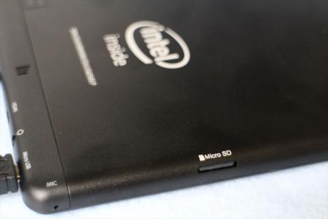 側面下部にはmicroSDスロット