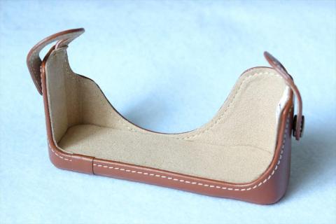 内側はベージュのバックスキン調