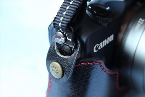 ストラップ部はスナップで固定