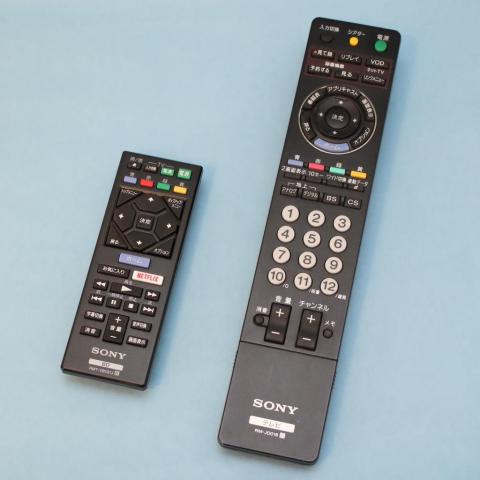 右はBRAVIAのリモコン