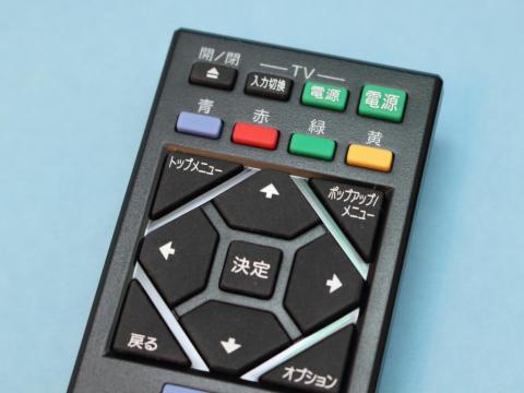 上部のボタンでTVのON/OFF、入力切替が可能