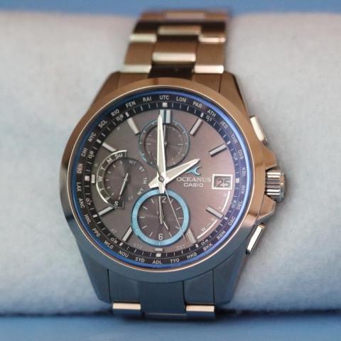 ベゼルは濃い目のブルー