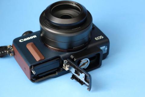 バッテリーカバーも開閉可能