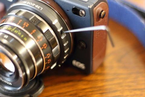 マウント外周のネジ(3ヶ所)を緩める