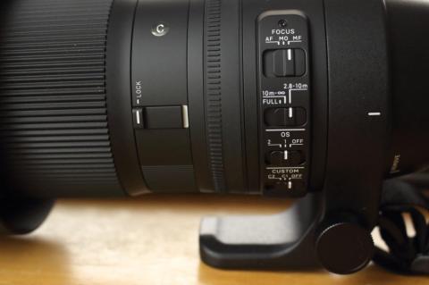 左側面に配置されたSW(左はズームロックSW)