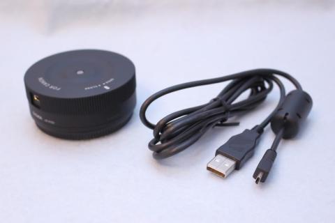 本体と、付属USBケーブル