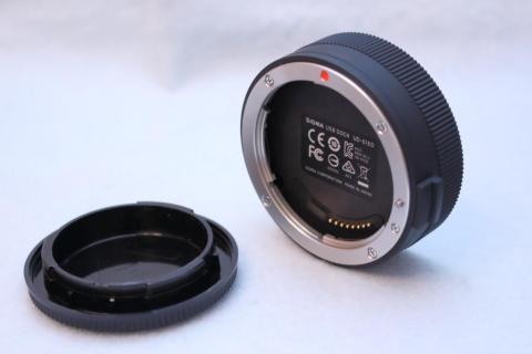 キャップを外してレンズに装着する