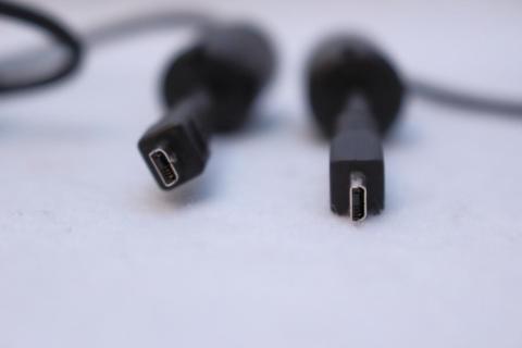 左がパナのコンデジの同梱品、右が本品の同梱品