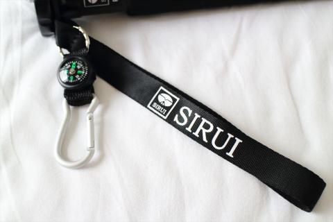 ストラップ部にはコンパスとカラビナを装備