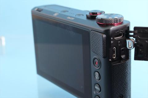 右のカバーを開けると、上にmicroUSB、下にHDMIがある