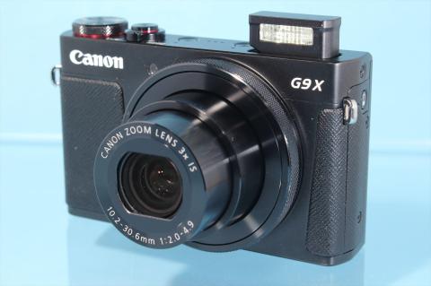 内蔵ストロボをポップアップしたところ