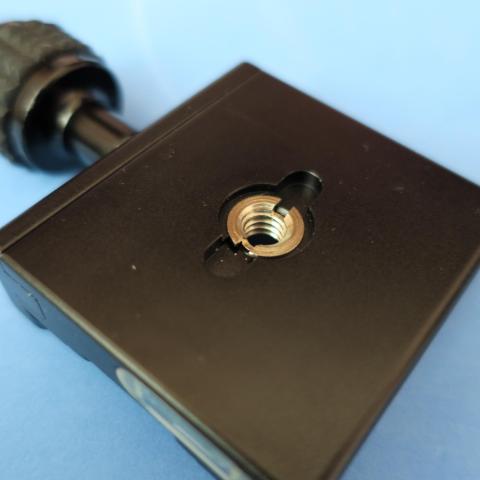 3/8から1/4への変換アダプタが装着済み