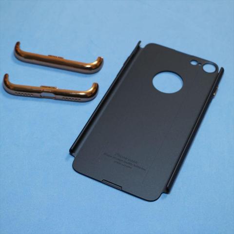 背面カバーと、上下カバーの3ピース構成